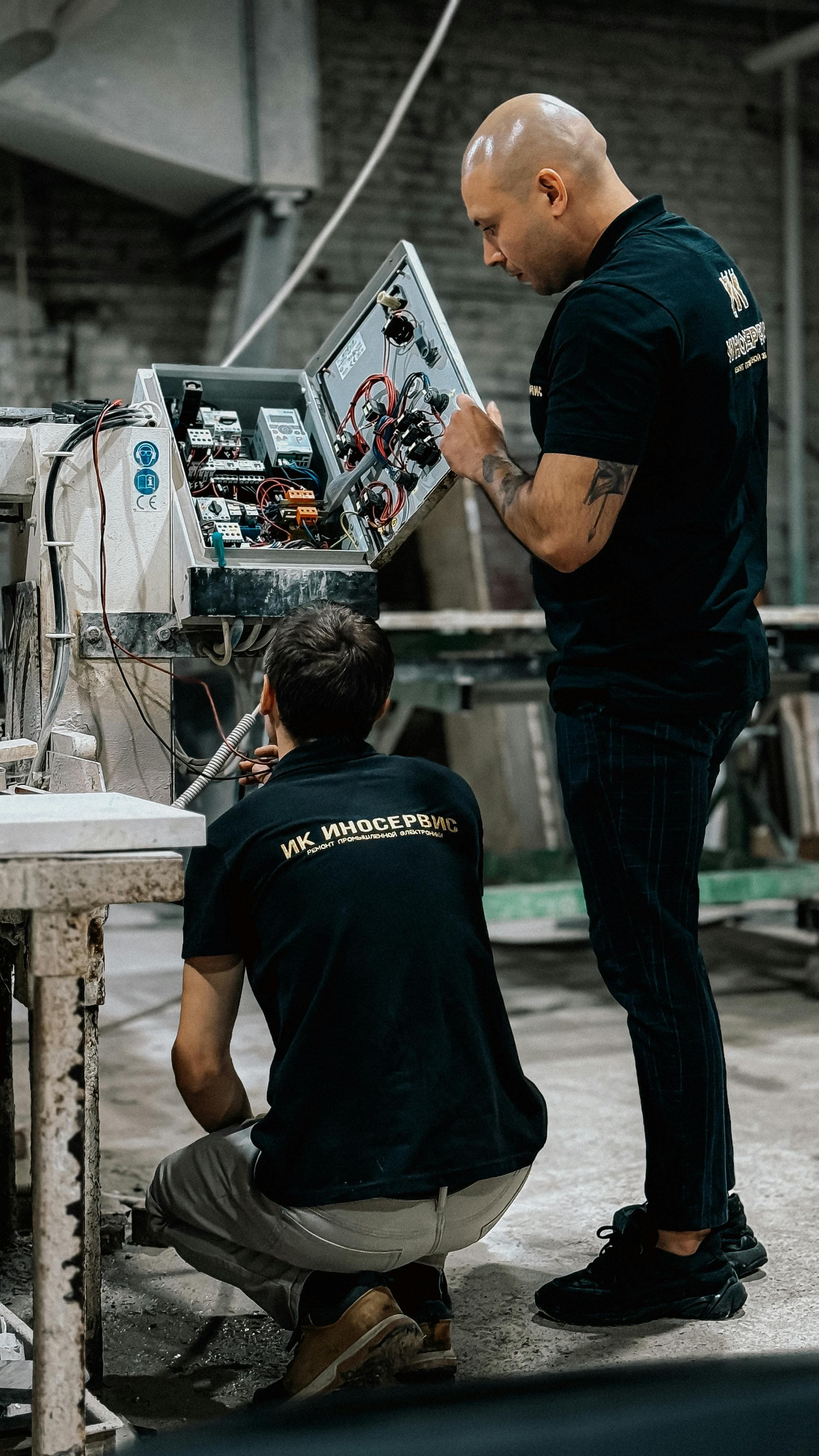 Eletrotécnico realizando a manutenção em um painel elétrico de alta tensão.